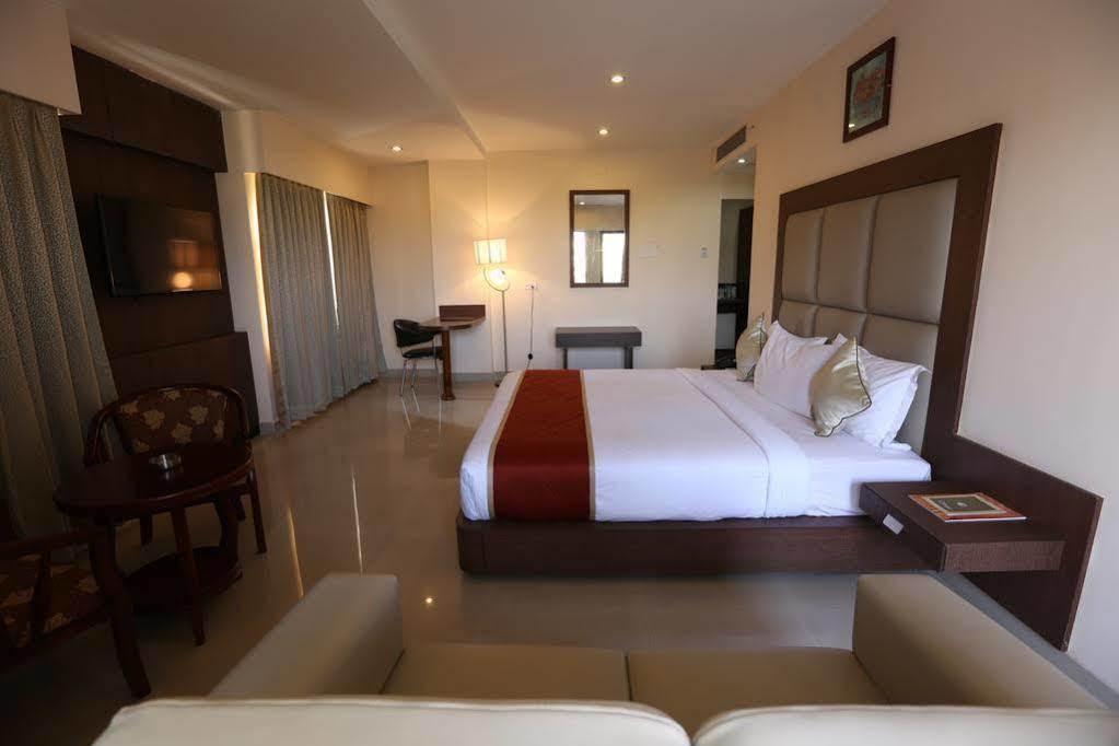 The Contour Hotel Гувахати Экстерьер фото