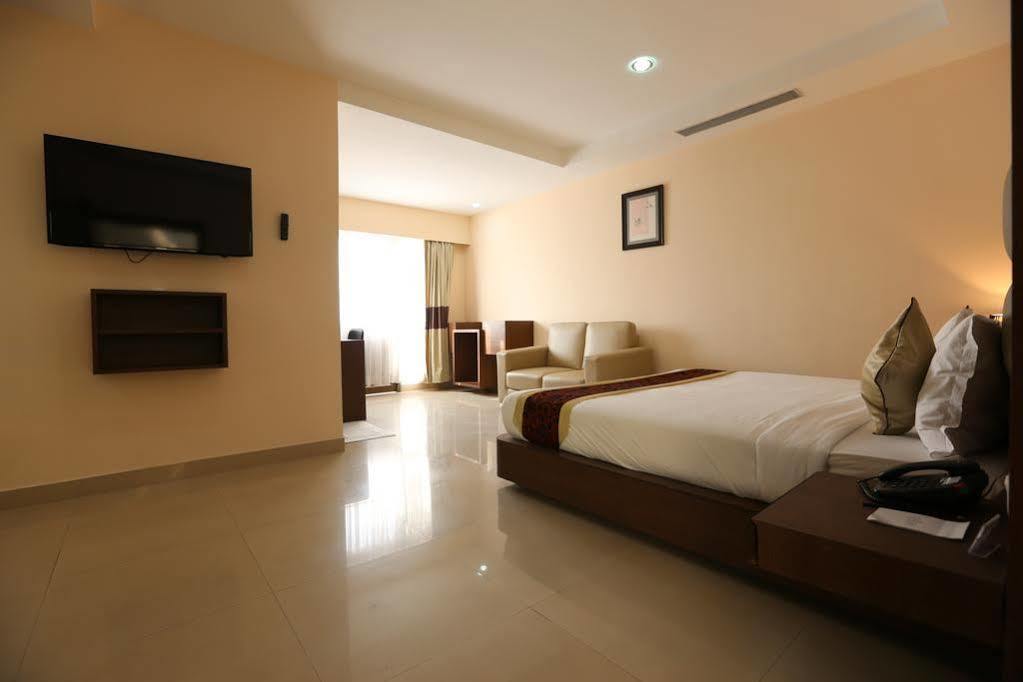 The Contour Hotel Гувахати Экстерьер фото