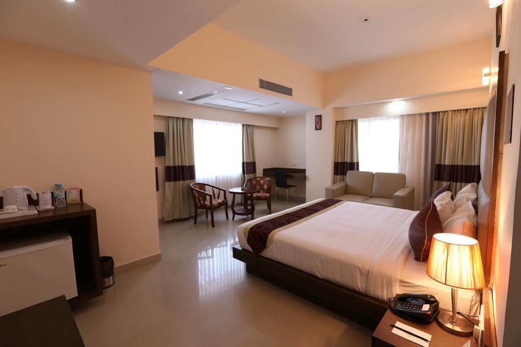 The Contour Hotel Гувахати Экстерьер фото