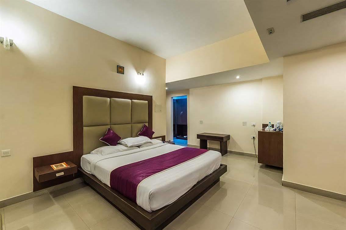 The Contour Hotel Гувахати Экстерьер фото